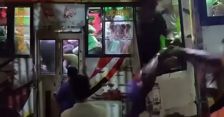 বাসের দরজা আটকে ভেতরে ছিনতাই ও ধ্বস্তাধ্বস্তি